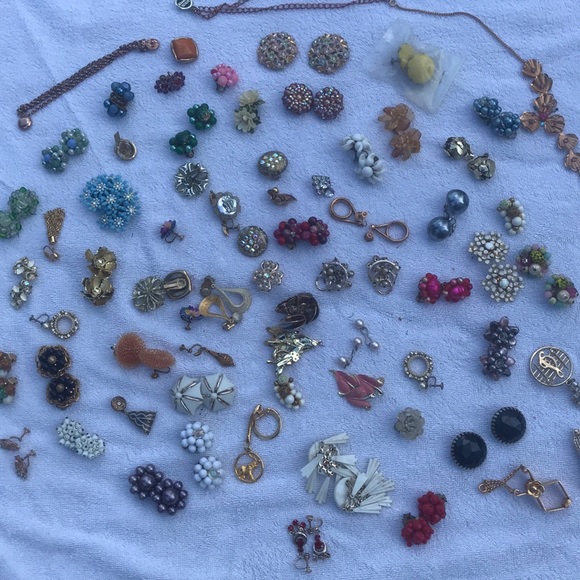Assorted pins, clip on earrings, necklace, - Picture 2 of 3